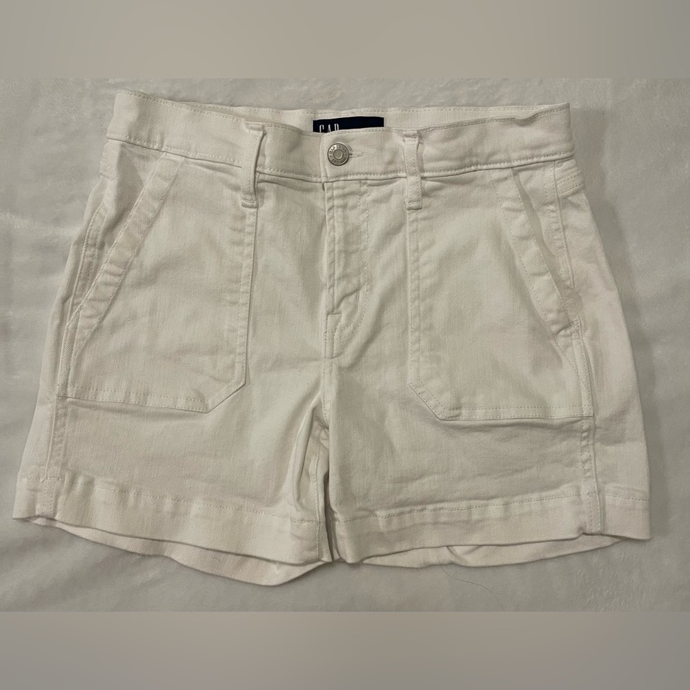GAP white short Size 2/26